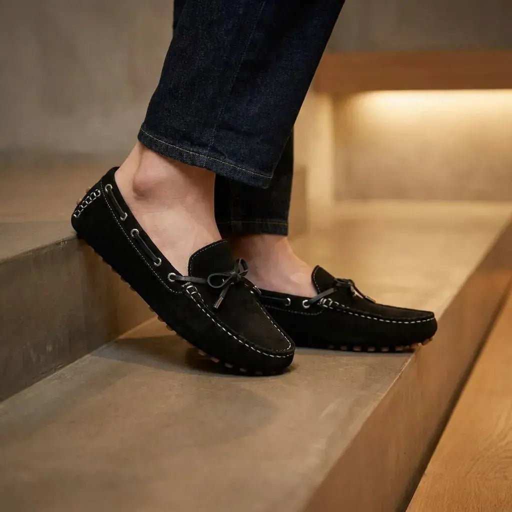 Mocasín para dama en gamuza con plantilla confort, diseño elegante, enchazado y cosido. Ideal para oficina, uso diario, reuniones y looks casuales.