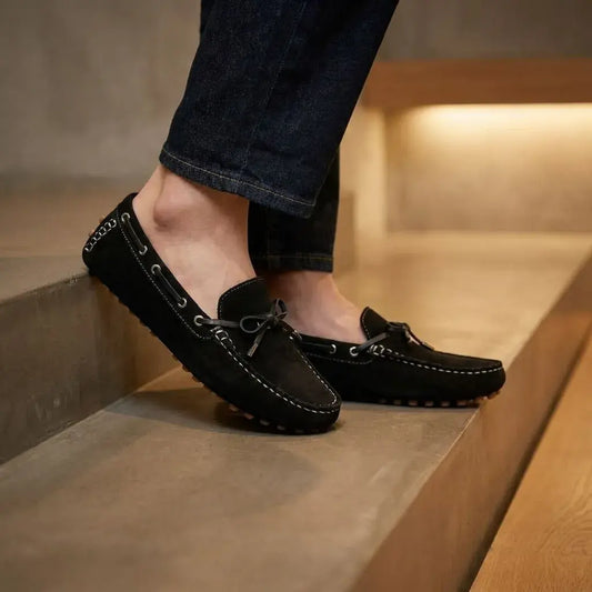 Mocasín para dama en gamuza con plantilla confort, diseño elegante, enchazado y cosido. Ideal para oficina, uso diario, reuniones y looks casuales.