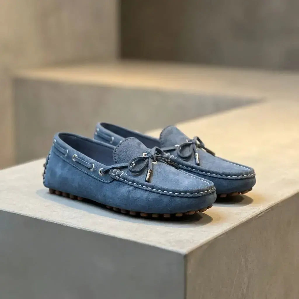 Mocasín para dama en gamuza con plantilla confort, diseño elegante, enchazado y cosido. Ideal para oficina, uso diario, reuniones y looks casuales.