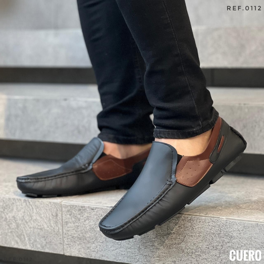 Mocasín tejido para hombre en cuero encerado con combinaciones en nobuk, plantilla confort, suela enchazada y cosido artesanal. Elegante, cómodo y resistente.