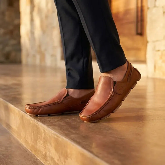 Mocasín tejido para hombre en cuero encerado con combinaciones en nobuk, plantilla confort, suela enchazada y cosido artesanal. Elegante, cómodo y resistente.