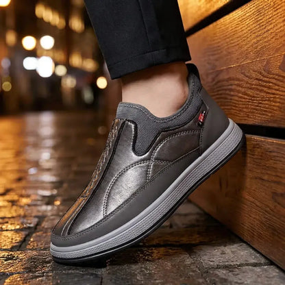Mocasín Thermotrek™ para hombre con diseño moderno, ajuste cómodo y sensación de frescura diaria, incluye guía digital Camina sin dolor.