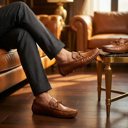 Mocasín para hombre en cuero sintético, hecho en Colombia, con suela de PVC suave y antideslizante, cosido y pegado. Diseño clásico sin cordones. Tallas nacionales de la 37 a la 44.