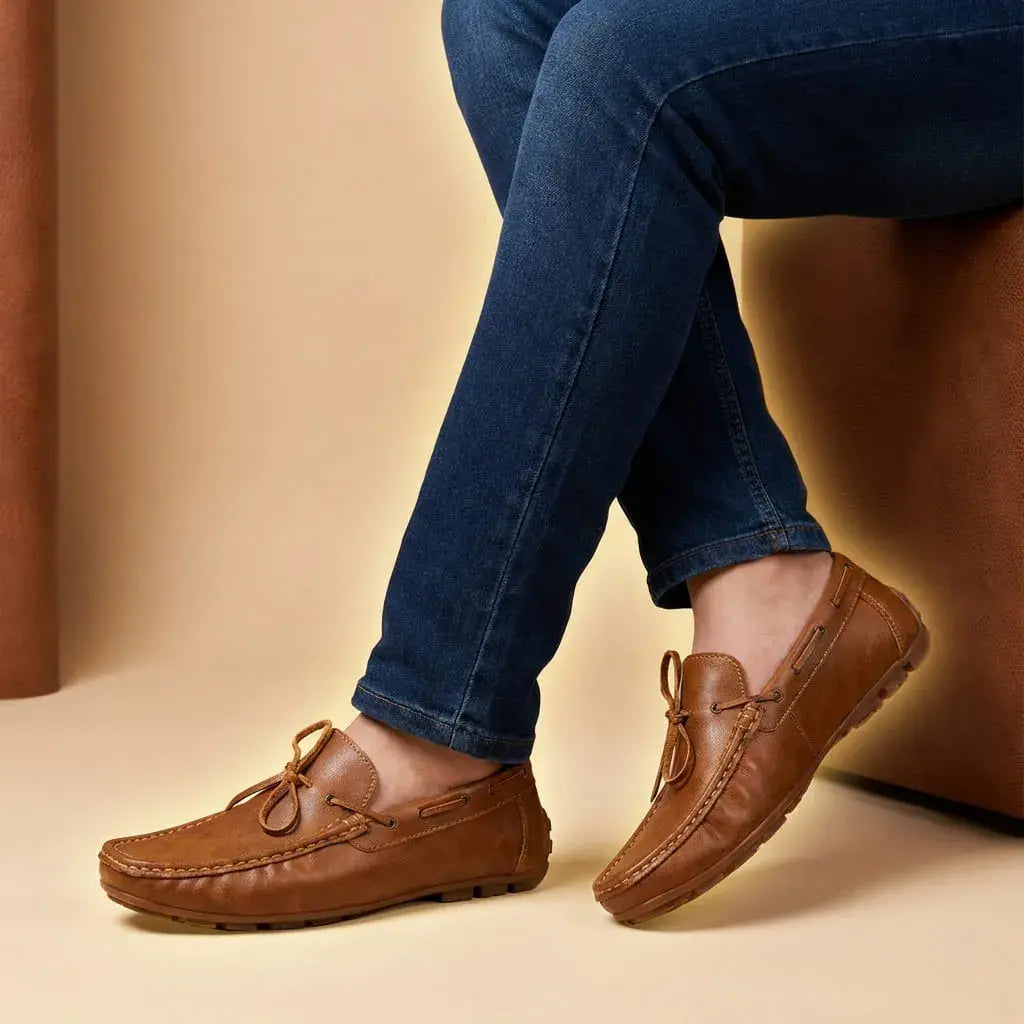 Mocasín para hombre en cuero sintético, hecho en Colombia, con suela de PVC suave y antideslizante, cosido y pegado. Diseño clásico sin cordones. Tallas nacionales de la 37 a la 44.