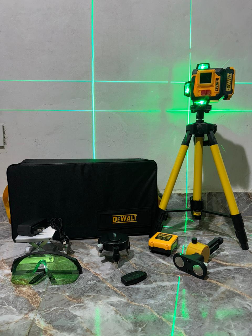 Compra nivel láser profesional horizontal y vertical con trípode ajustable, control remoto y batería recargable, ideal para construcción e instalación.