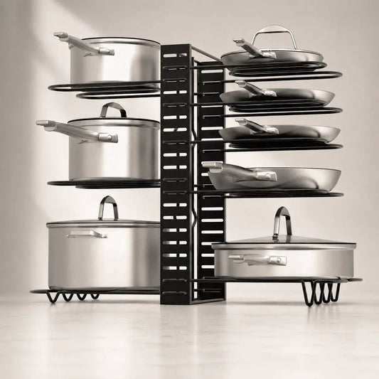 Organizador metálico para ollas, sartenes y tapas con ocho niveles ajustables, estructura resistente y diferentes configuraciones para armario, despensa o encimera.
