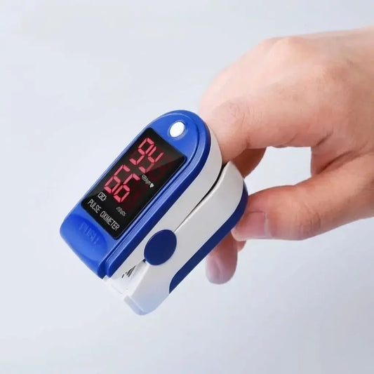 Oxímetro digital para uso doméstico con lectura de SpO2 y pulso, pantalla LED, alarma visual, brillo ajustable y apagado automático.