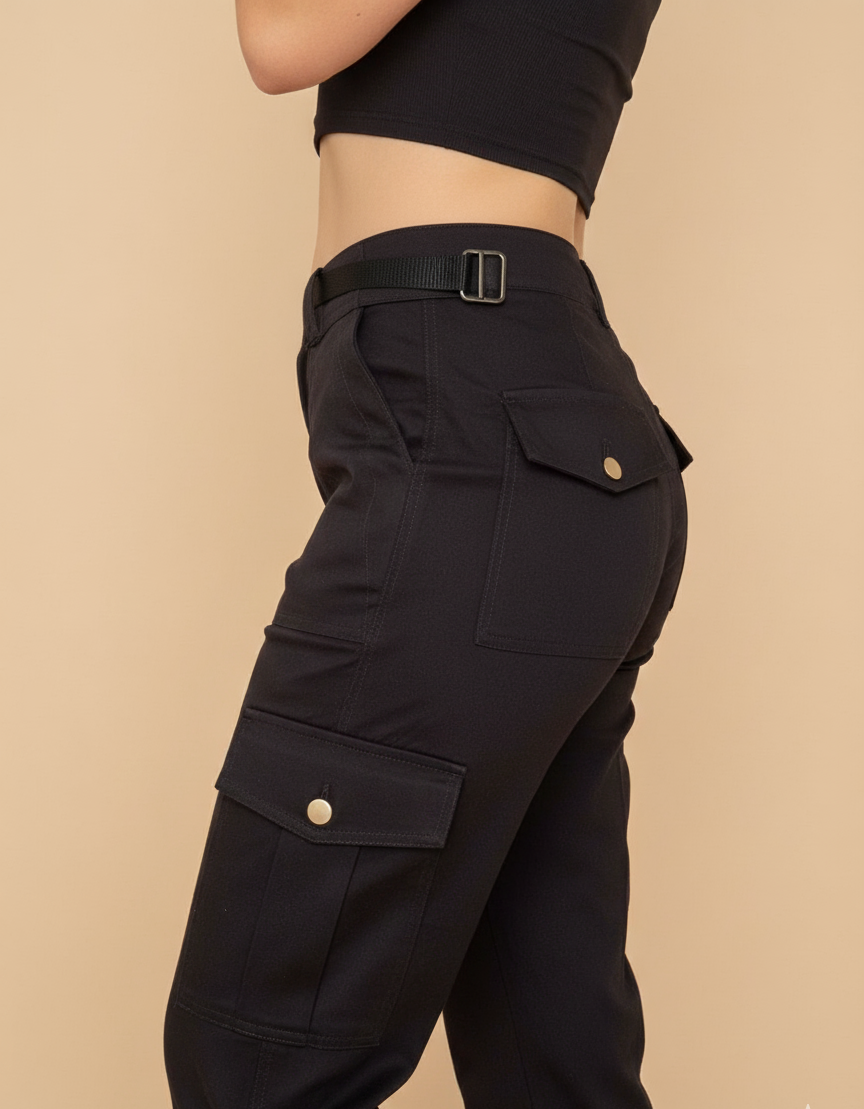 Pantalón cargo para mujer con bolsillos laterales y ajuste con hebillas. Diseño urbano, cómodo y versátil para looks casuales en Colombia.