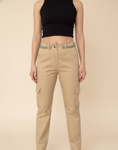 Pantalón cargo para mujer con bolsillos laterales y ajuste con hebillas. Diseño urbano, cómodo y versátil para looks casuales en Colombia.