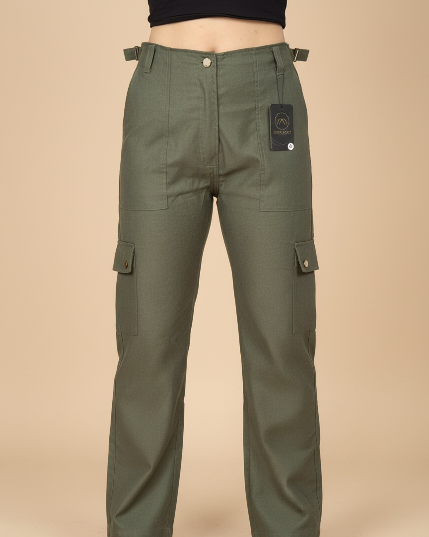 Pantalón cargo para mujer con bolsillos laterales y ajuste con hebillas. Diseño urbano, cómodo y versátil para looks casuales en Colombia.