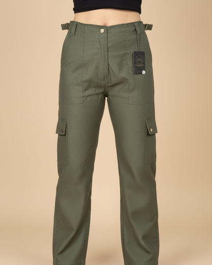 Pantalón cargo para mujer con bolsillos laterales y ajuste con hebillas. Diseño urbano, cómodo y versátil para looks casuales en Colombia.
