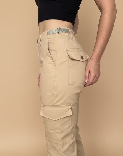 Pantalón cargo para mujer con bolsillos laterales y ajuste con hebillas. Diseño urbano, cómodo y versátil para looks casuales en Colombia.