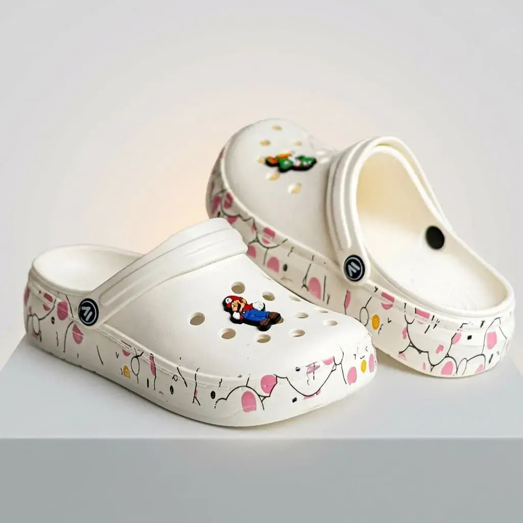 Pantuflas Unisex Deportivas con Caricaturas. Suela EVA extra suave, material liviano y resistente, ideal para casa, descanso y uso diario en interiores.