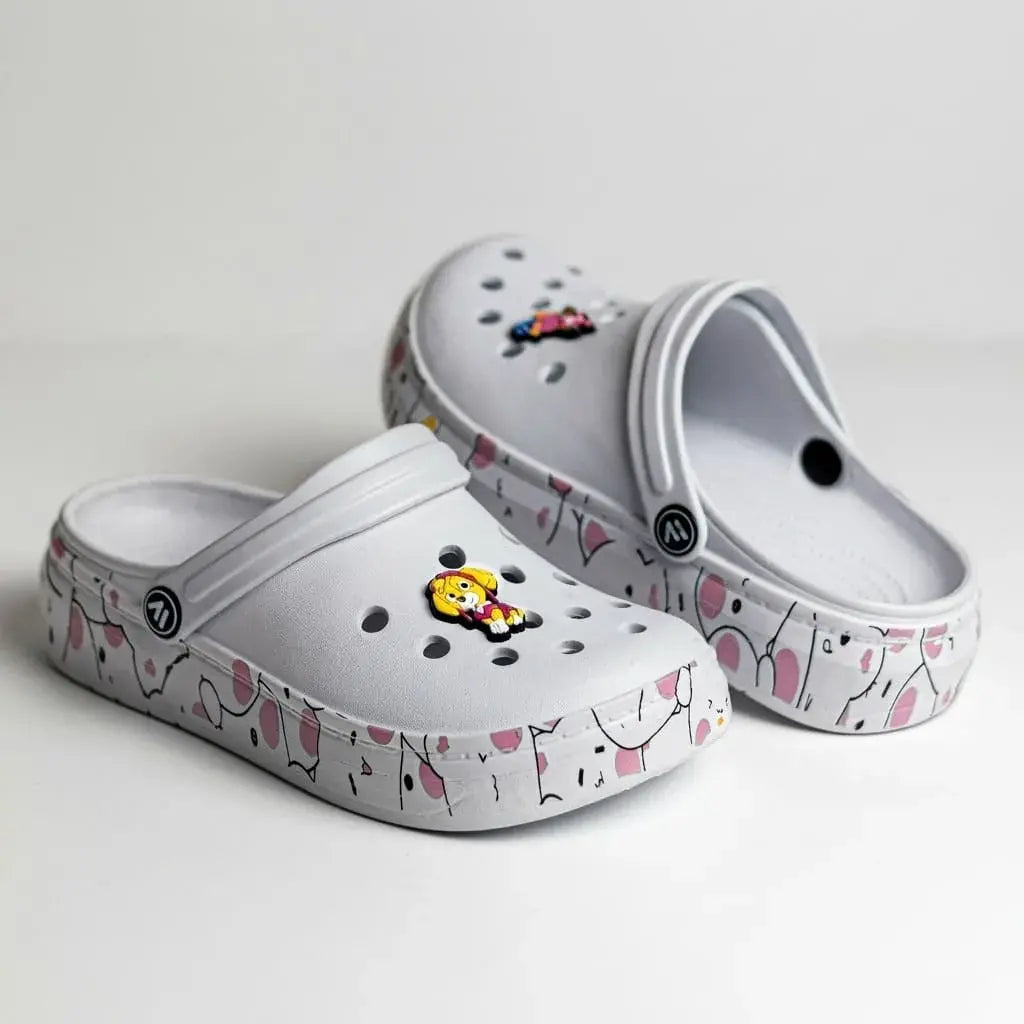 Pantuflas Unisex Deportivas con Caricaturas. Suela EVA extra suave, material liviano y resistente, ideal para casa, descanso y uso diario en interiores.