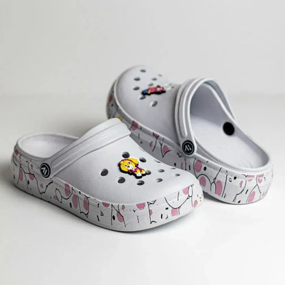Pantuflas Unisex Deportivas con Caricaturas. Suela EVA extra suave, material liviano y resistente, ideal para casa, descanso y uso diario en interiores.