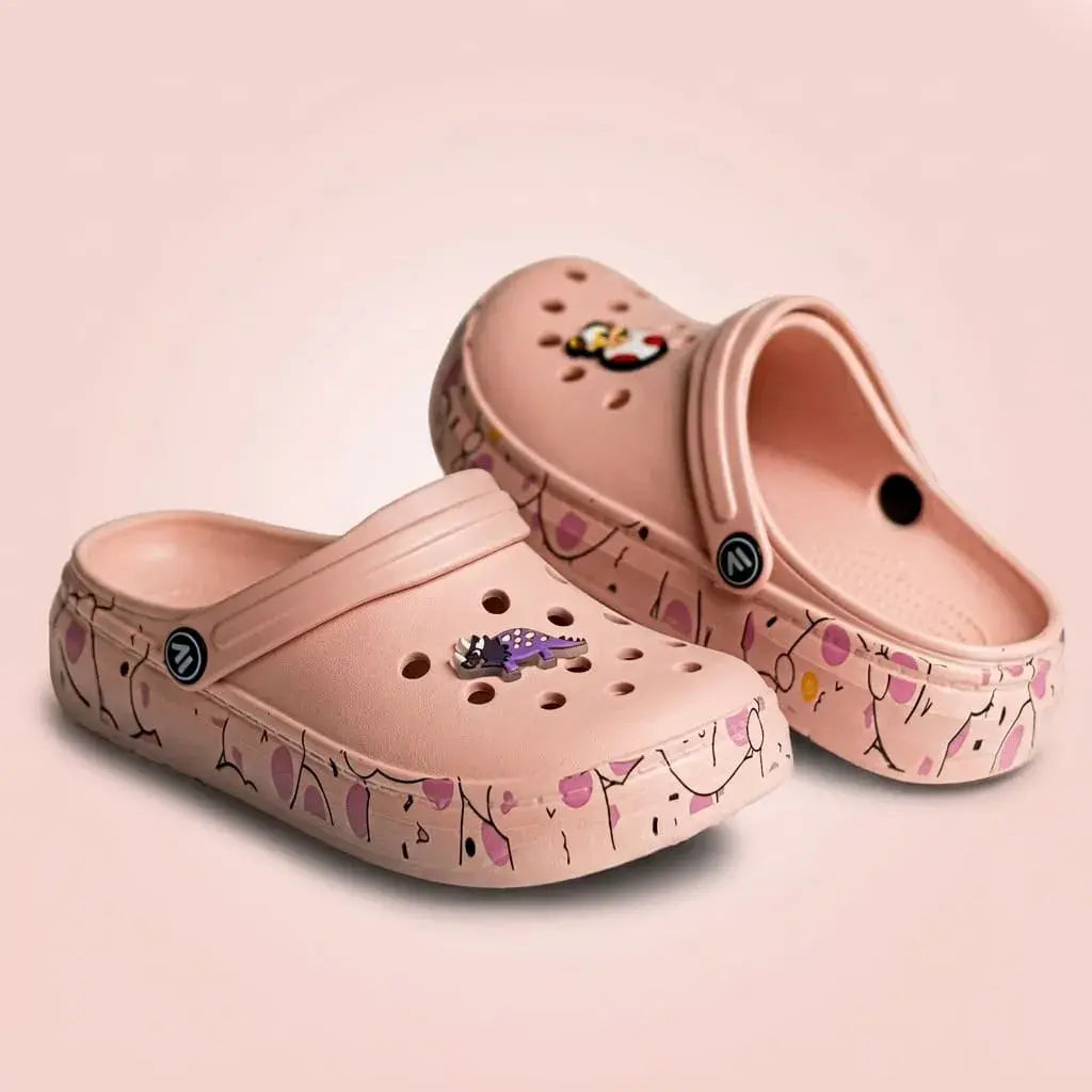 Pantuflas Unisex Deportivas con Caricaturas. Suela EVA extra suave, material liviano y resistente, ideal para casa, descanso y uso diario en interiores.