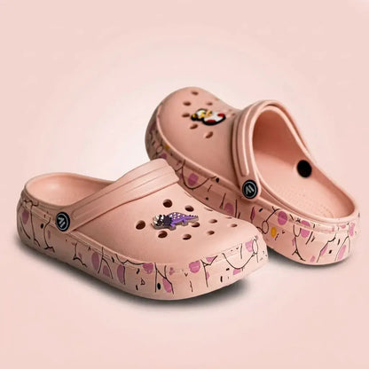 Pantuflas Unisex Deportivas con Caricaturas. Suela EVA extra suave, material liviano y resistente, ideal para casa, descanso y uso diario en interiores.