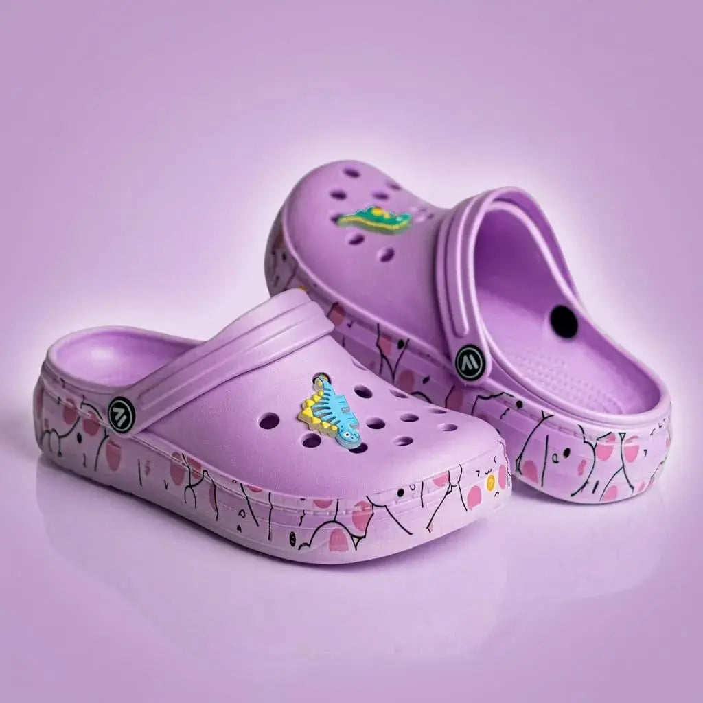 Pantuflas Unisex Deportivas con Caricaturas. Suela EVA extra suave, material liviano y resistente, ideal para casa, descanso y uso diario en interiores.