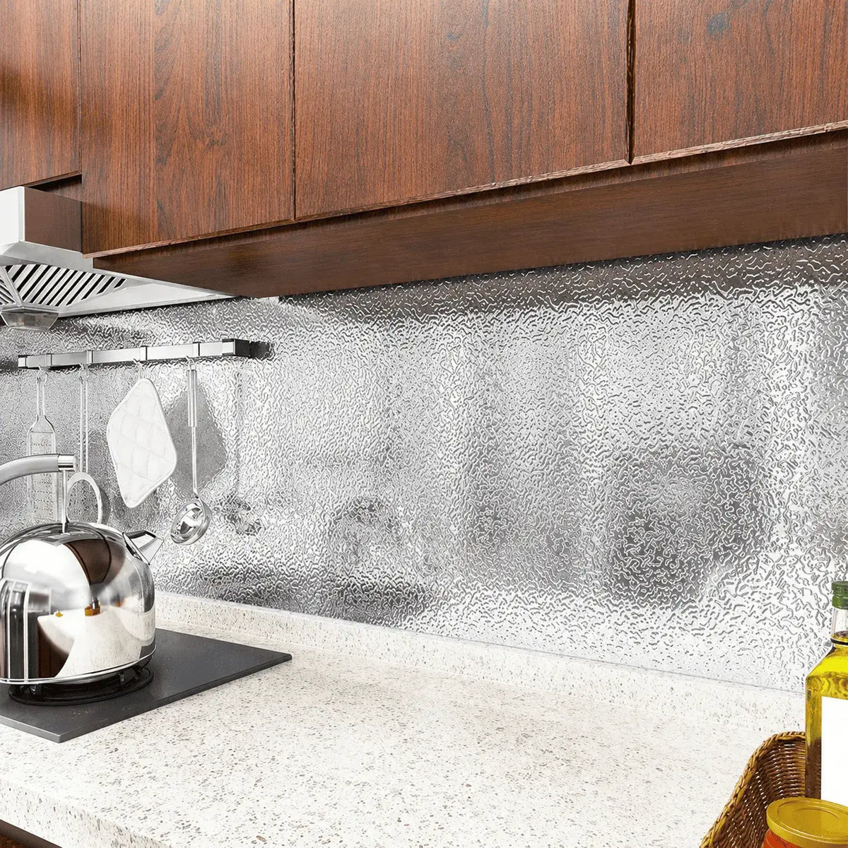 Papel aluminio adhesivo de 2 metros para proteger y renovar estantes, cajones, mesones y superficies lisas de la cocina. Fácil de cortar, instalar y limpiar.