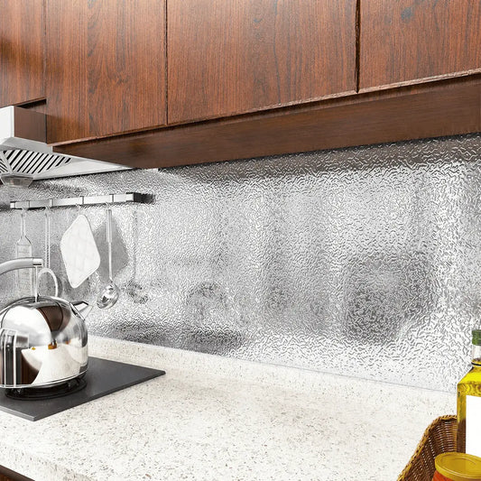 Papel aluminio adhesivo de 2 metros para proteger y renovar estantes, cajones, mesones y superficies lisas de la cocina. Fácil de cortar, instalar y limpiar.