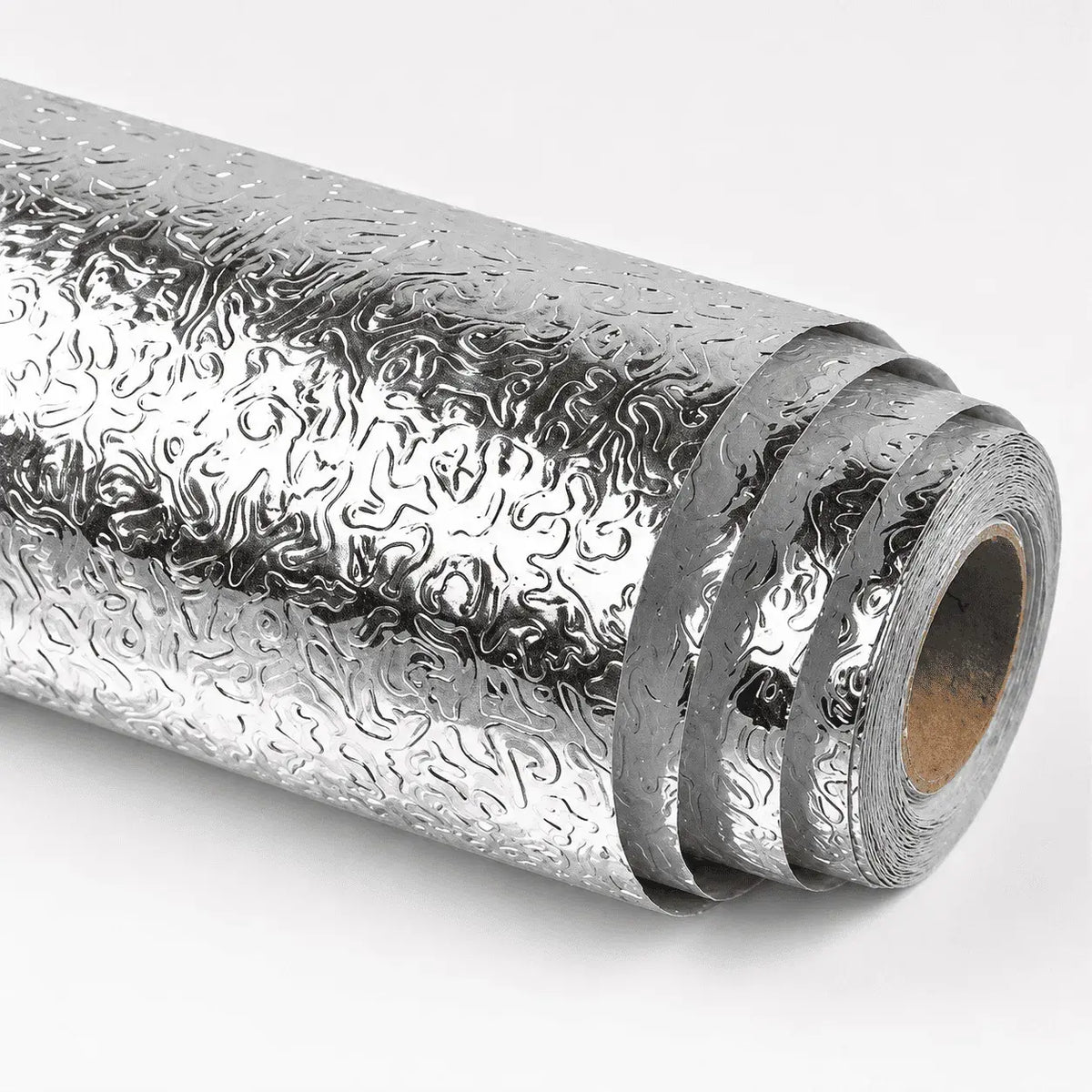 Papel aluminio adhesivo de 2 metros para proteger y renovar estantes, cajones, mesones y superficies lisas de la cocina. Fácil de cortar, instalar y limpiar.