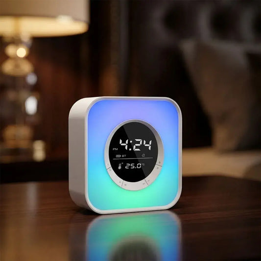 Parlante despertador P10 con Bluetooth, radio FM, USB y luz RGB. Incluye simulación de amanecer y sonidos naturales para despertar gradualmente.