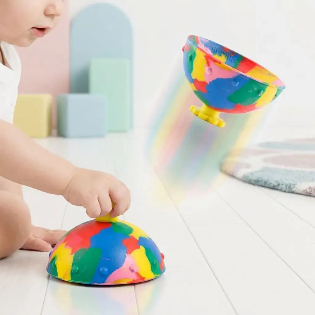 Pelota elástica pequeña y resistente con rebote continuo. Juguete sensorial ideal para estimular coordinación y diversión activa.