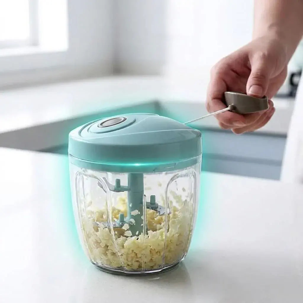 Picador manual de alimentos 900ml con cuchillas en acero inoxidable. Ideal para cortar verduras, frutas y preparar comidas de forma rápida y práctica.