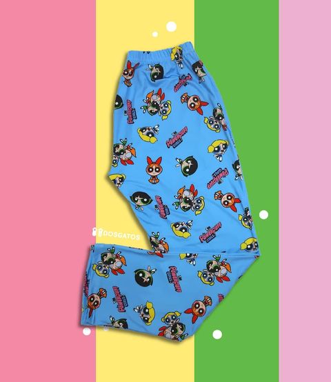 Pijama tipo pantalón inspirada en Las Chicas Superpoderosas, elaborada en tela piel de durazno suave, elástica y ligera. Disponible en tallas S, M y L para dormir y descansar.