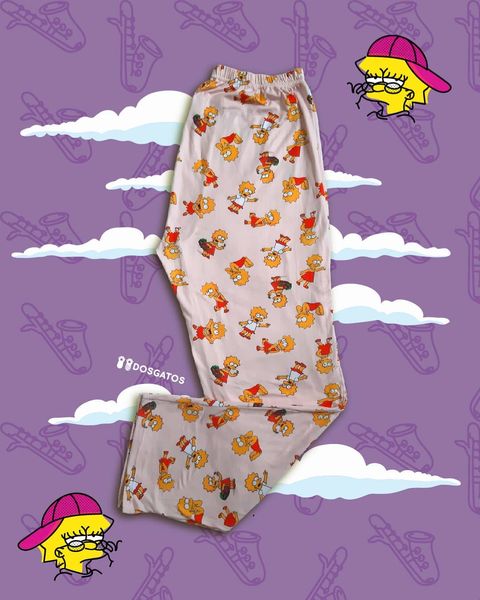 Pijama pantalón Lisa Simpson en tela piel de durazno suave, elástica y cómoda. Disponible en tallas S, M y L, ideal para dormir, descansar y usar en casa.