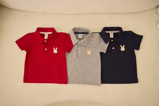Polo para bebé en algodón suave y transpirable con cuello tipo polo, botones y bordado decorativo. Diseño elegante, fresco y cómodo para cualquier ocasión.