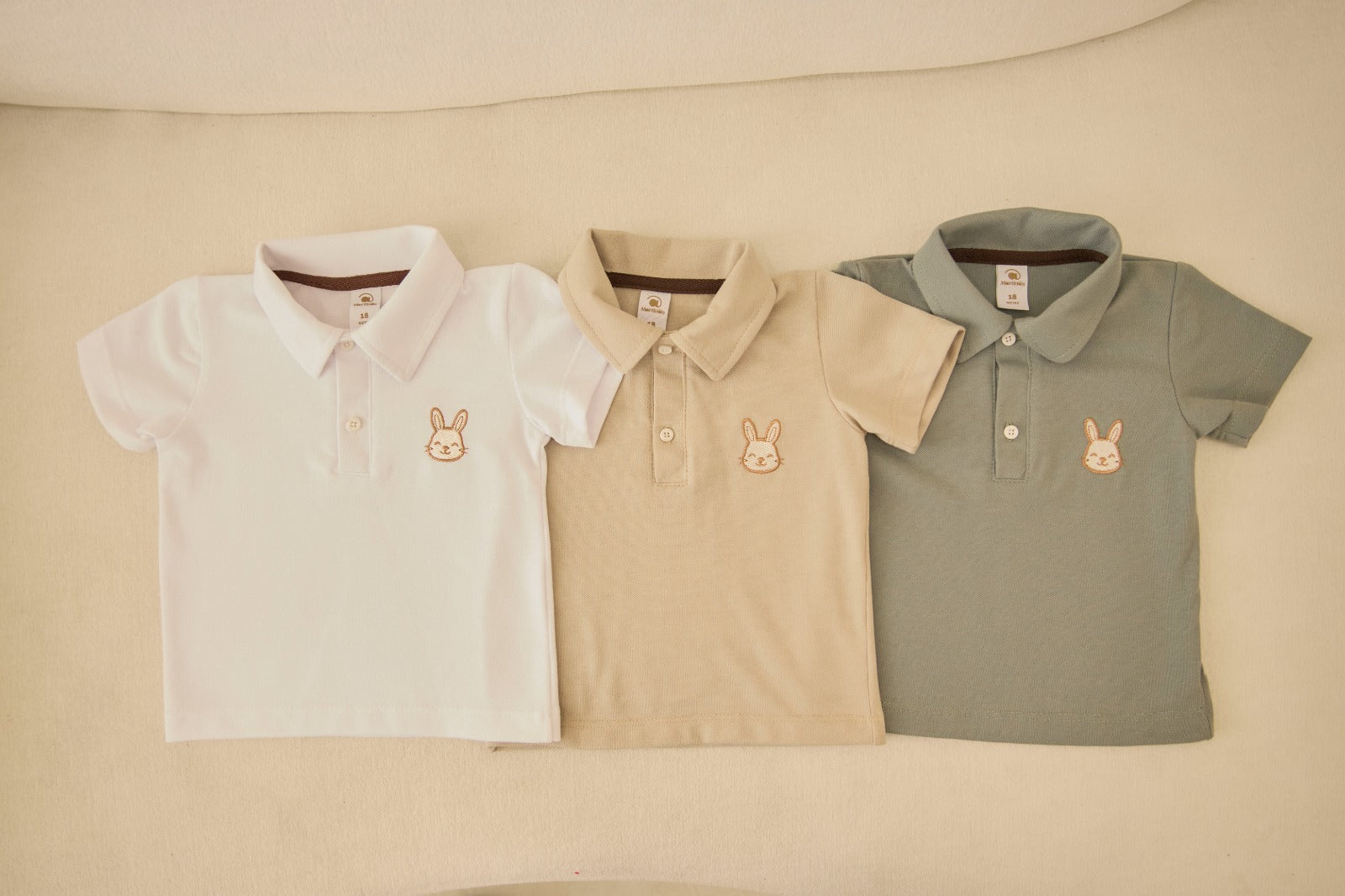 Polo para bebé en algodón suave y transpirable con cuello tipo polo, botones y bordado decorativo. Diseño elegante, fresco y cómodo para cualquier ocasión.