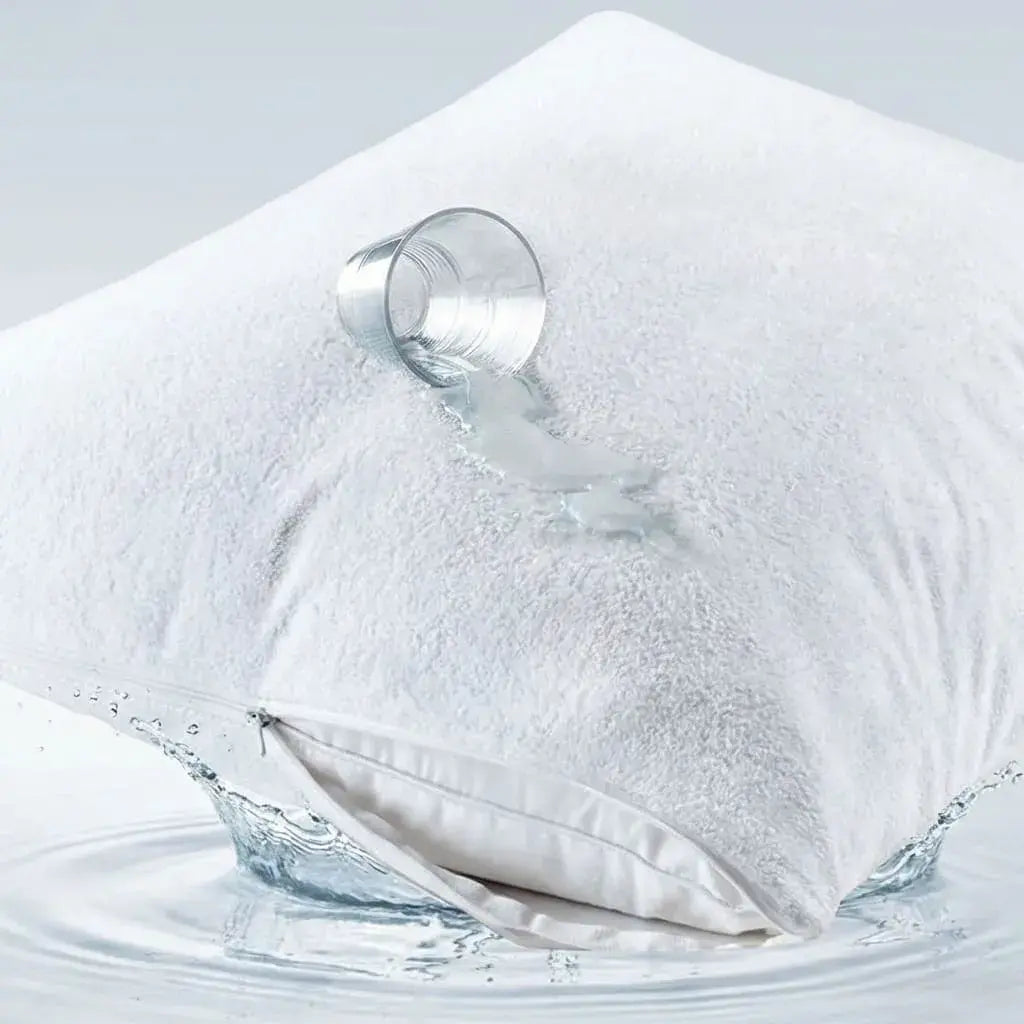 Protector de almohada 100% impermeable en tela terry con cremallera. Protección eficaz contra líquidos y humedad sin perder comodidad.