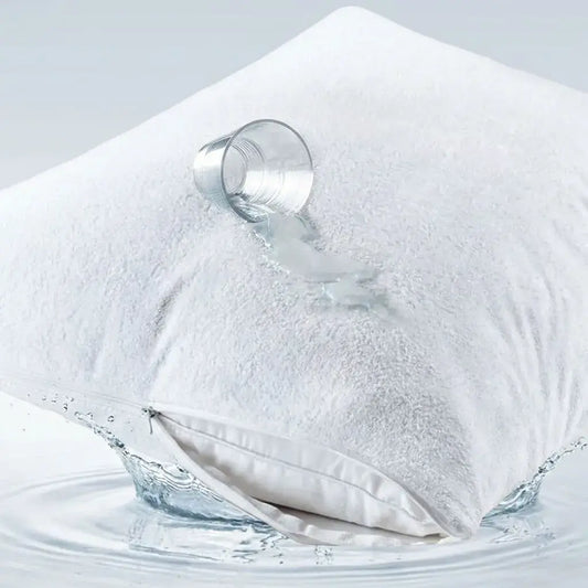 Protector de almohada 100% impermeable en tela terry con cremallera. Protección eficaz contra líquidos y humedad sin perder comodidad.