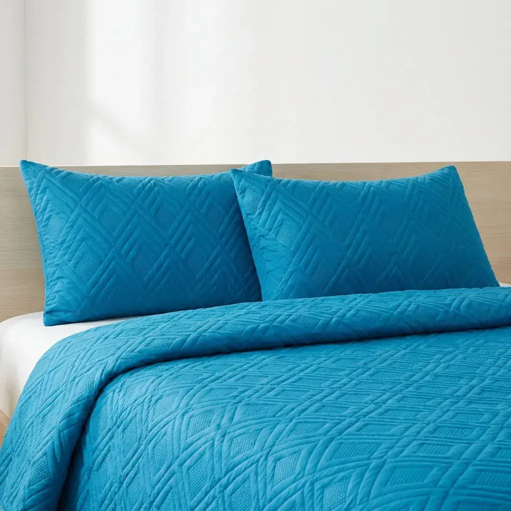 Set de dos protectores de almohada en microfibra acolchada con cremallera. Protección y suavidad para un descanso más cómodo.