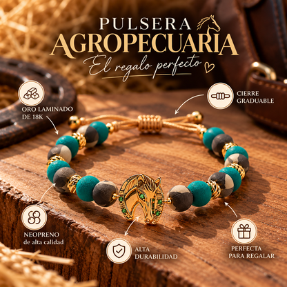 Pulsera artesanal con dije de cabeza de caballo, baño dorado y circones verde esmeralda. Esferas turquesa y verde oliva, cordón ajustable unisex. Ideal para caballistas y gente de campo. Para regalar.