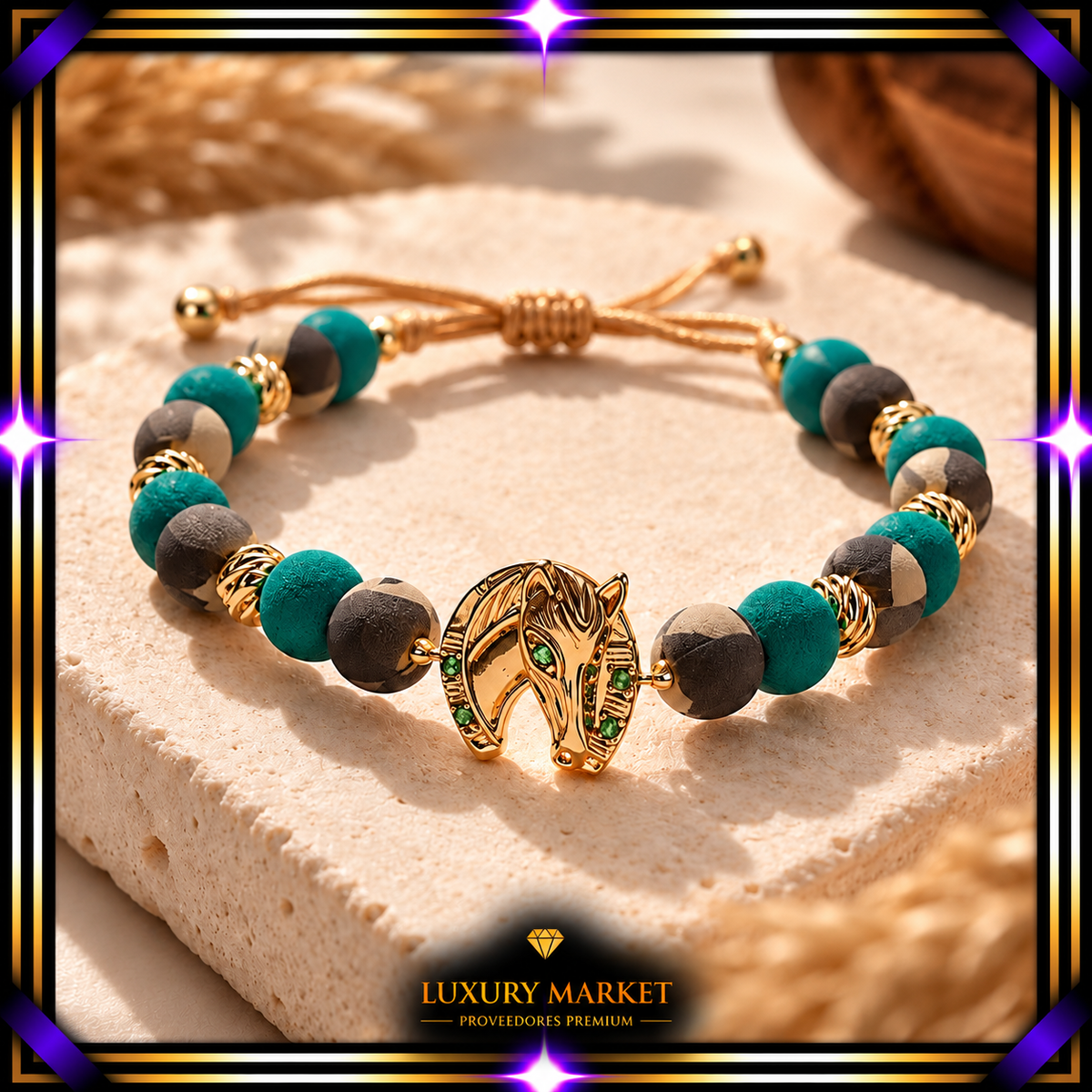 Pulsera artesanal con dije de cabeza de caballo, baño dorado y circones verde esmeralda. Esferas turquesa y verde oliva, cordón ajustable unisex. Ideal para caballistas y gente de campo. Para regalar.