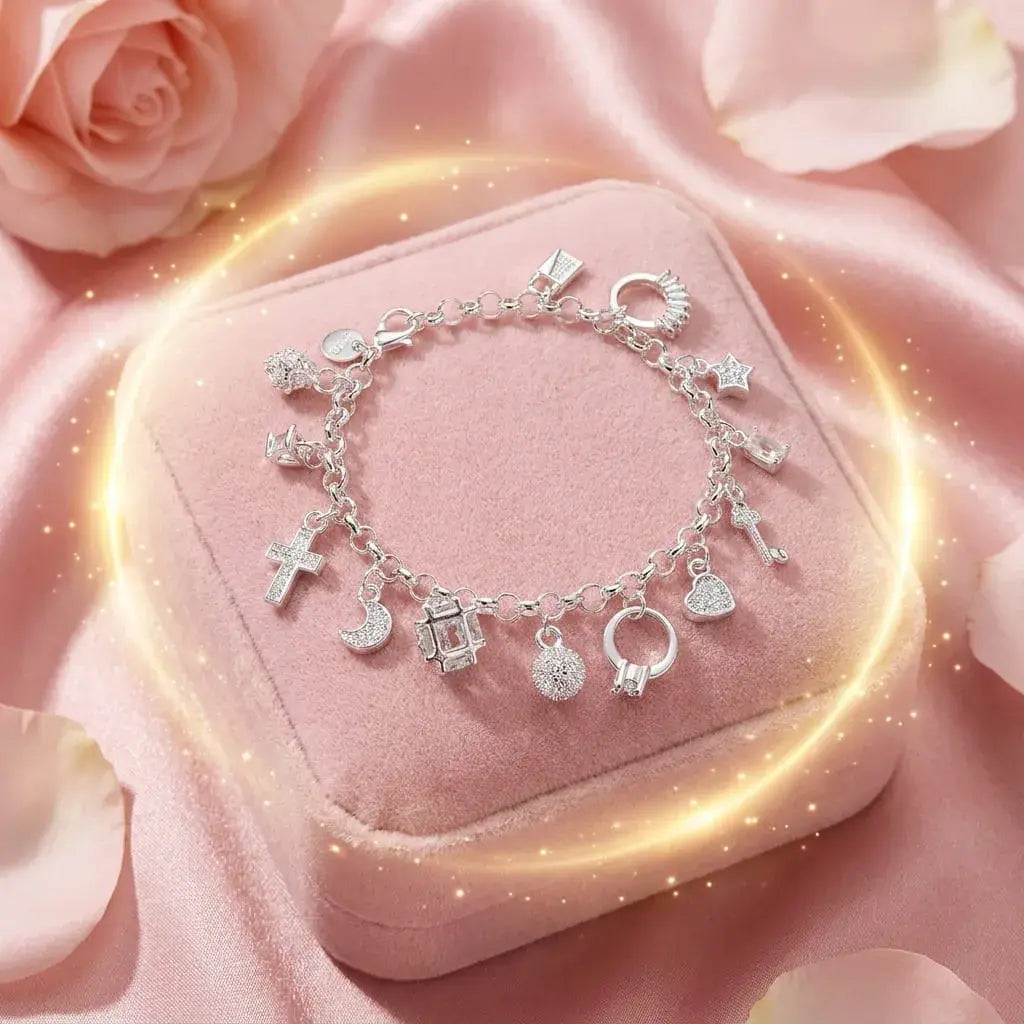 Pulsera de los Deseos con 12 dijes tipo charm, acabado plateado, baño de rodio y caja de regalo. Un accesorio simbólico ideal para mujer y ocasiones especiales.