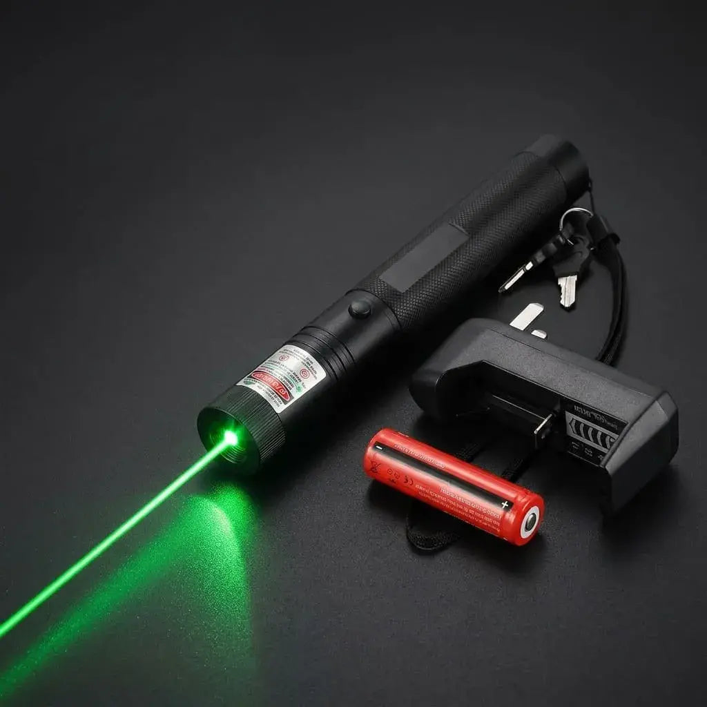 Puntero láser verde recargable 532 nm con batería 18650, bloqueo de seguridad con llave y cabezal ajustable. Ideal para presentaciones y señalización.
