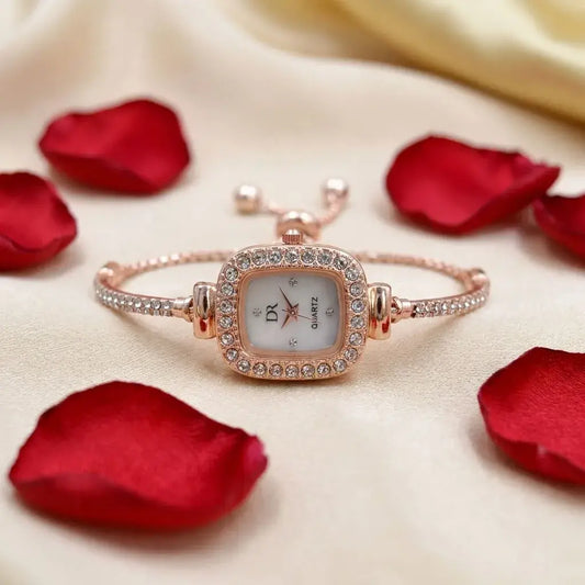 Reloj análogo con pulso metálico, diseño elegante y estuche original. Incluye garantía de tres meses por funcionamiento de la maquinaria.