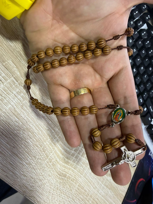 Rosario camándula en madera de 43 cm con cruz y medallas en metal. Ideal para oración, devoción y regalo religioso.