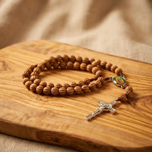 Rosario camándula en madera de 43 cm con cruz y medallas en metal. Ideal para oración, devoción y regalo religioso.
