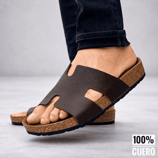 Sandalia para hombre en cuero encerado con diseño traspasado. Cómoda, resistente y elegante para uso diario, paseos, viajes y clima cálido.
