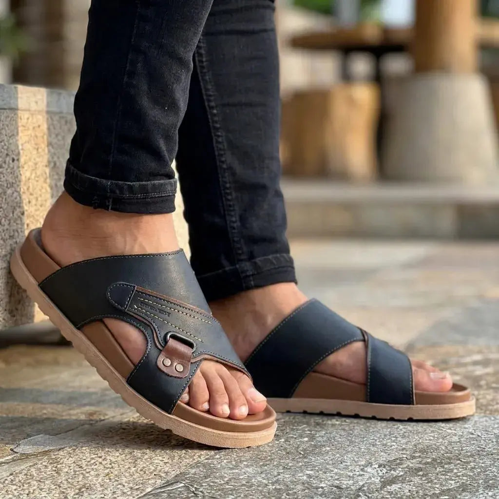 Sandalia para hombre en cuero encerado premium con suela anatómica flexible. Diseño elegante, cómodo y resistente para uso diario, paseos y clima cálido.