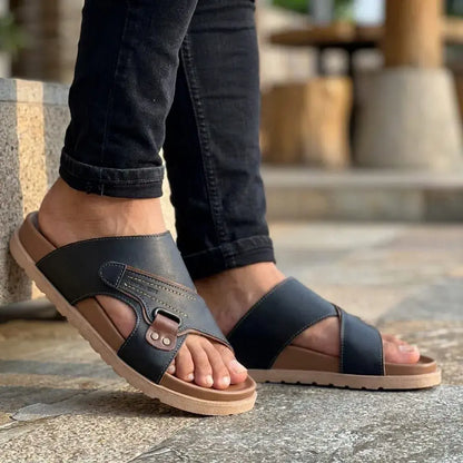 Sandalia para hombre en cuero encerado premium con suela anatómica flexible. Diseño elegante, cómodo y resistente para uso diario, paseos y clima cálido.