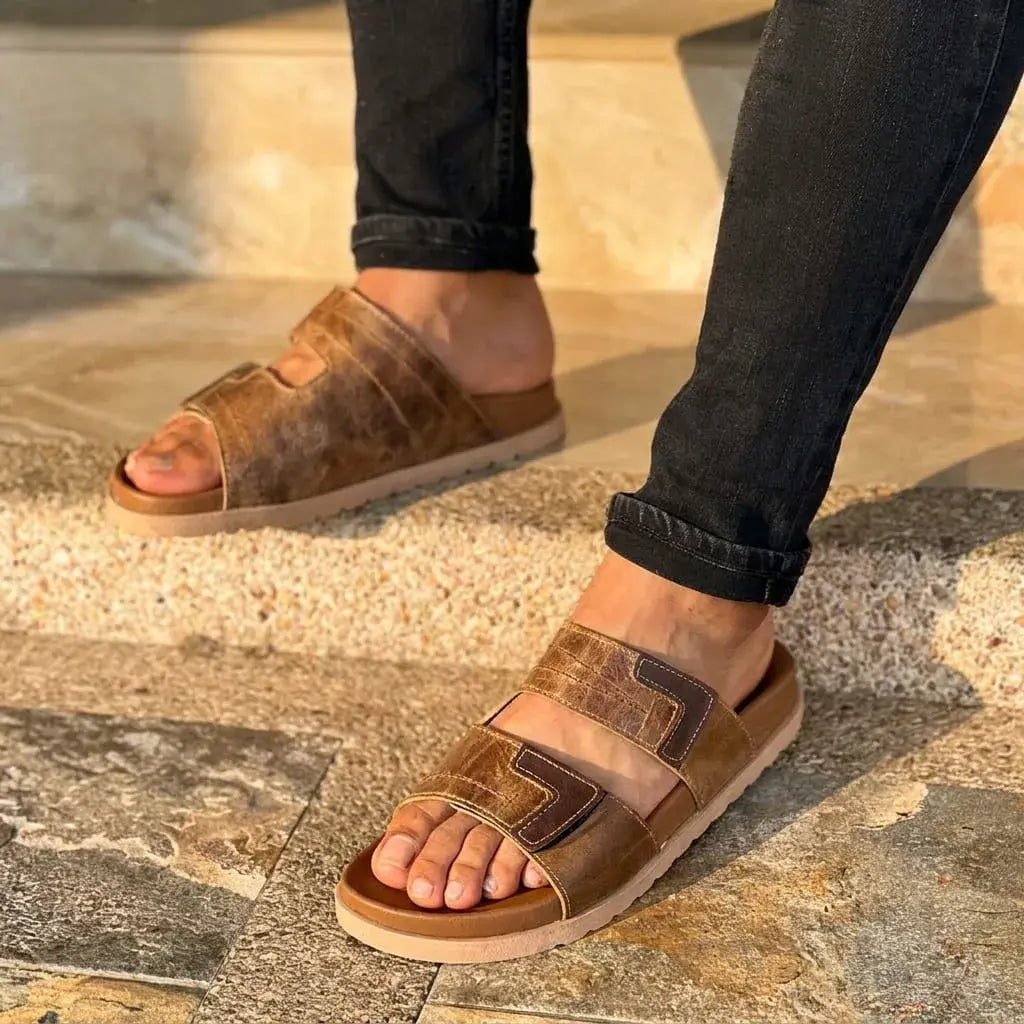 Sandalia para hombre en cuero encerado premium con suela anatómica flexible. Diseño elegante, cómodo y resistente para uso diario, paseos y clima cálido.