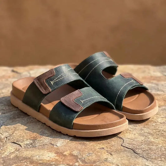 Sandalia para hombre en cuero encerado premium con suela anatómica flexible. Diseño elegante, cómodo y resistente para uso diario, paseos y clima cálido.