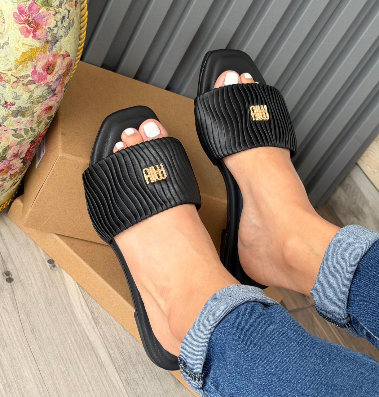 Compra sandalias para mujer estilo lujo casual, diseño acolchado elegante, cómodas y versátiles para combinar con cualquier outfit diario.