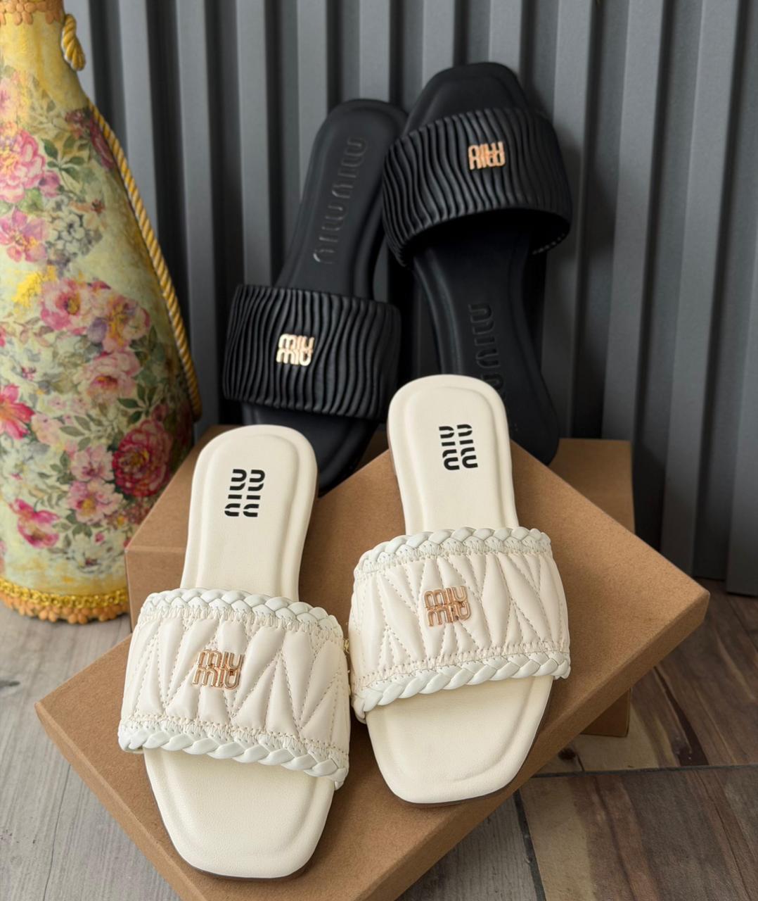 Compra sandalias para mujer estilo lujo casual, diseño acolchado elegante, cómodas y versátiles para combinar con cualquier outfit diario.