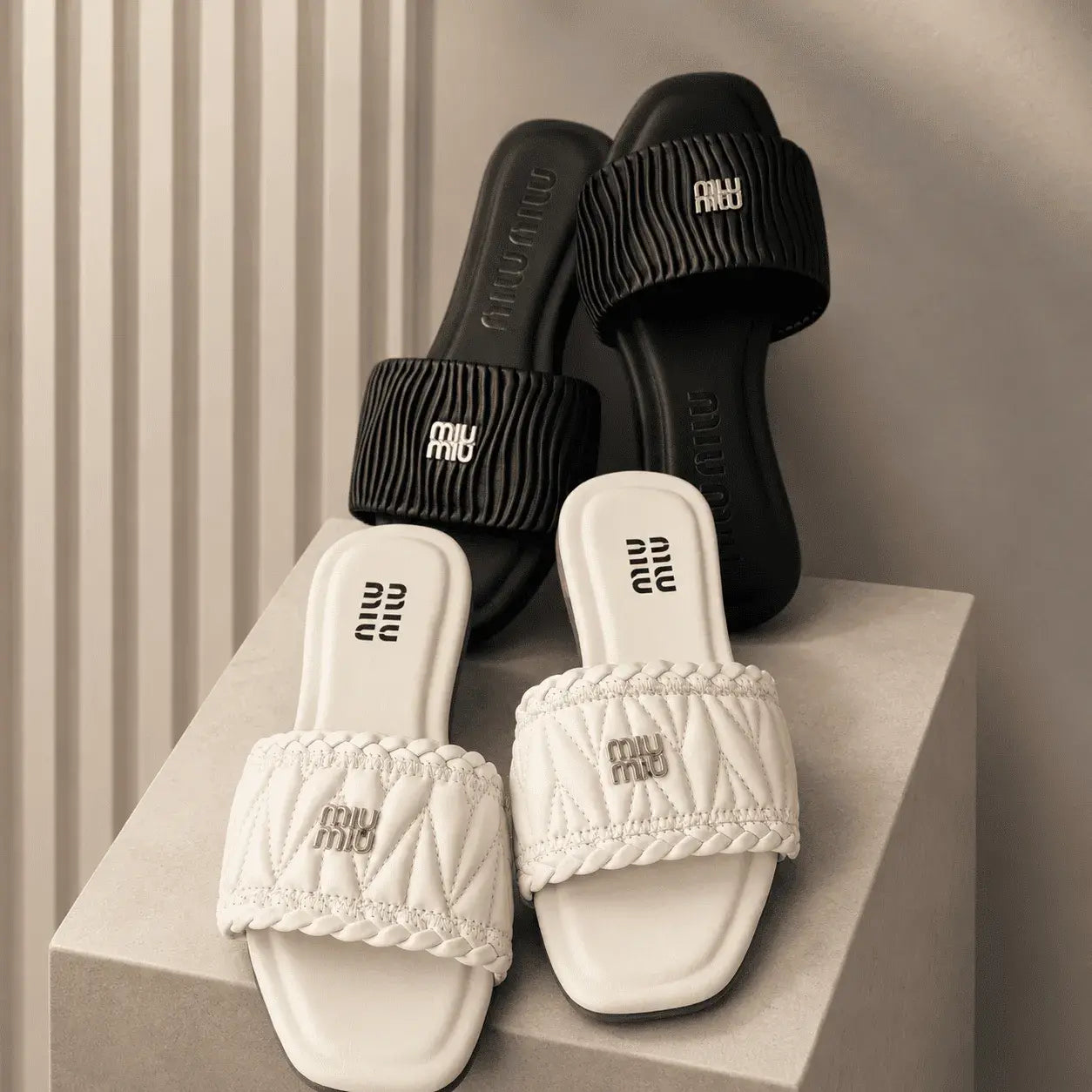 Compra sandalias para mujer estilo lujo casual, diseño acolchado elegante, cómodas y versátiles para combinar con cualquier outfit diario.